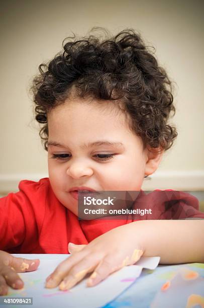 Persone A Figlio A Giocano Con Vernice - Fotografie stock e altre immagini di 18-23 mesi - 18-23 mesi, Ambientazione interna, Arte