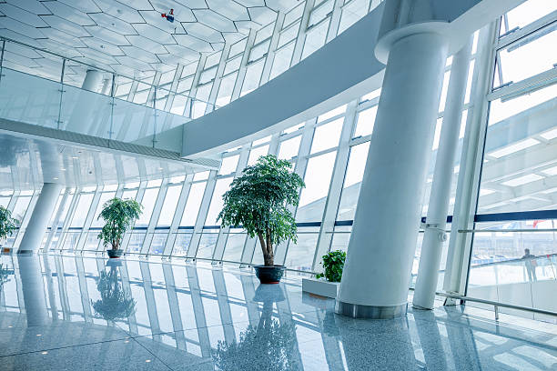 el aeropuerto - sparse shanghai light corridor fotografías e imágenes de stock