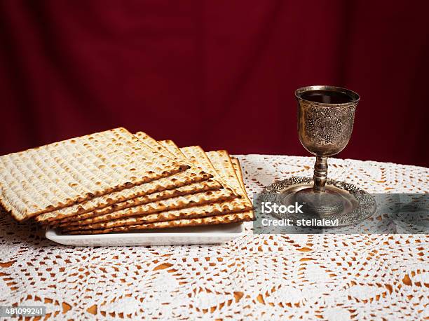 Passover Matzo E Vino - Fotografie stock e altre immagini di Seder di Pesach - Seder di Pesach, Tavolo, Cibo