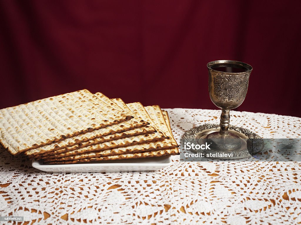 Passover-マッツォとワイン - テーブルのロイヤリティフリーストックフォト