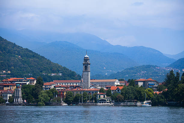 panorama von verbania stadt auf see lago maggiore, italien - intra coastal stock-fotos und bilder