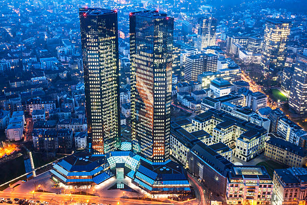 financial towers, deutsche bank, frankfurt am main in der abenddämmerung - frankfurt oder stock-fotos und bilder