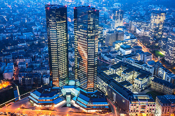 бизнес башни, deutsche bank в сумерки, frankfurt - frankfurt oder стоковые фото и изображения