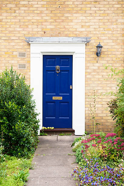 azul puertas en edificio de ladrillo inglés - surrey southeast england england cottage fotografías e imágenes de stock