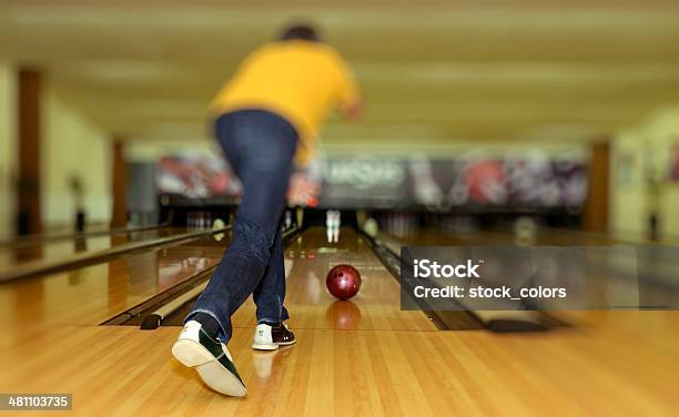 Tempo Di Bowling - Fotografie stock e altre immagini di Adulto - Adulto, Ambientazione interna, Attività