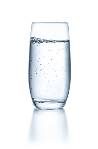 Vaso de agua sobre un fondo blanco photo