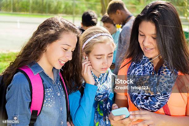 Musik Teenage Freunde Musik Hören Auf Smartphone Park Stockfoto und mehr Bilder von 12-13 Jahre