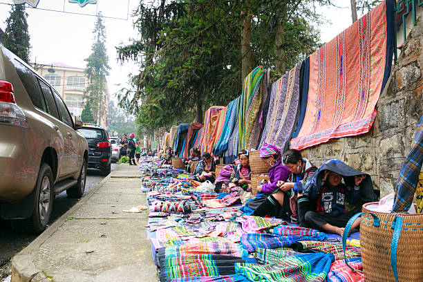 h'mong persone in un mercato al mattino presto - vietnam vietnamese culture vietnamese ethnicity north vietnam foto e immagini stock