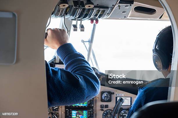 Piloto Na Cabine De Piloto De Avião A Preparar Para Ser Desligado - Fotografias de stock e mais imagens de Adulto