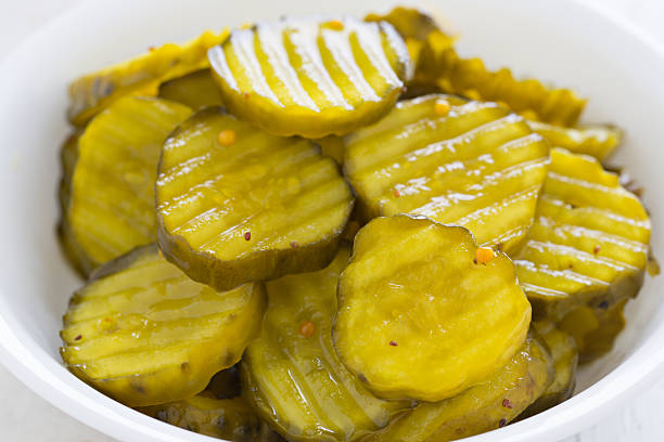 pão e chips de manteiga - cucumber pickled imagens e fotografias de stock