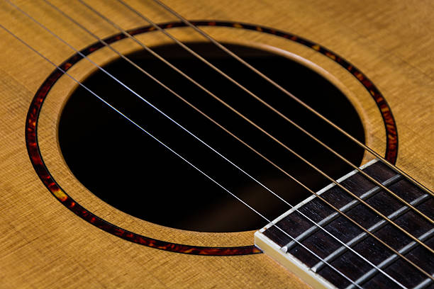 close up of завязки на акустической гитарой. - musical instrument string flash стоковые фото и изображения
