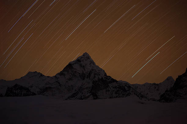 montagnes de l'himalaya, avec étoiles dans la nuit - star trail galaxy pattern star photos et images de collection