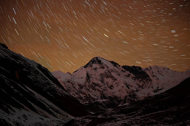 montagnes de l'himalaya, avec étoiles dans la nuit - star trail galaxy pattern star photos et images de collection