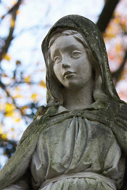 istock Statue Of Women 481110700