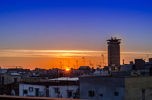 Tramonto sopra tetti - foto stock