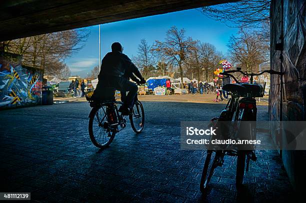Uomo Con Bicicletta Immagine A Colori - Fotografie stock e altre immagini di Adulto - Adulto, Ambientazione esterna, Bambino