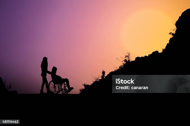 Vida En Una Silla De Ruedas Foto de stock y más banco de imágenes de Silla de ruedas - Silla de ruedas, Sombra, Adulto