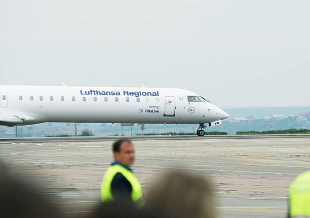 bombardier crj700 reihe von lufthansa regionale fluggesellschaften - crj 700 stock-fotos und bilder