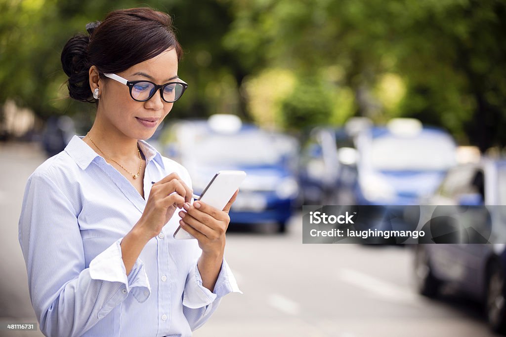 Mujer de negocios de teléfonos inteligentes - Foto de stock de Mujeres libre de derechos