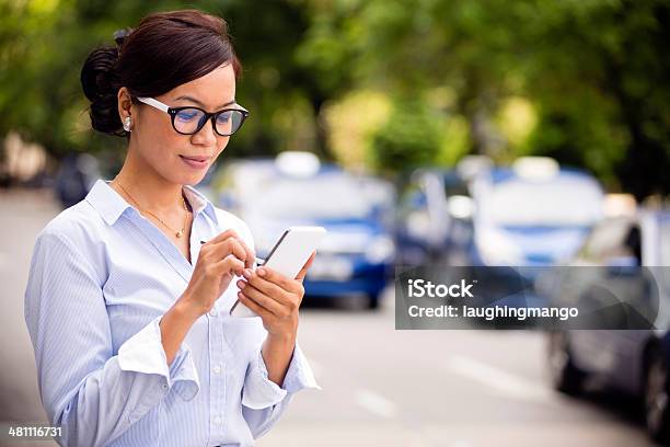 Mujer De Negocios De Teléfonos Inteligentes Foto de stock y más banco de imágenes de Mujeres - Mujeres, República de Singapur, Una sola mujer