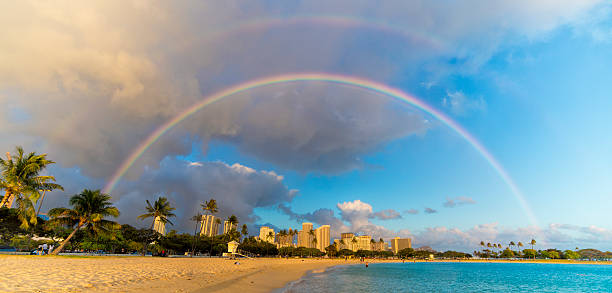 tęcza nad budynków na plaży na hawajach - honolulu oahu vacations park zdjęcia i obrazy z banku zdjęć