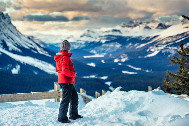 女性ハイカー楽しみながらバンフ国立公園の冬 - rocky mountains canada mountain winter ストックフォトと画像