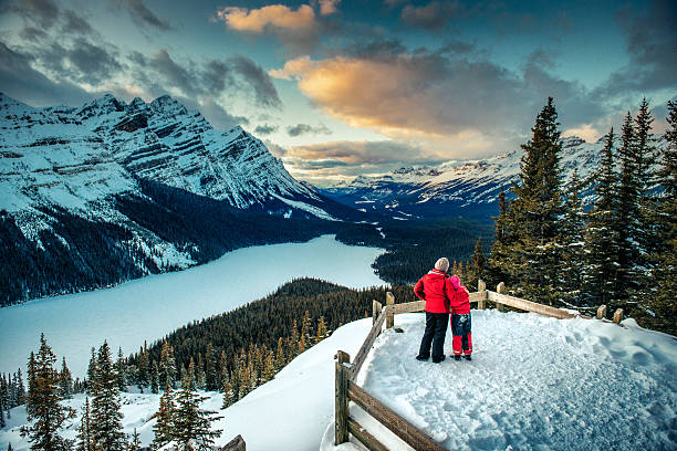 mère et sa fille, appréciant parc national de banff en hiver - christmas winter sunset snow photos et images de collection