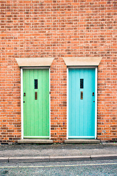 portes d'entrée - doorstep door knocker door england photos et images de collection