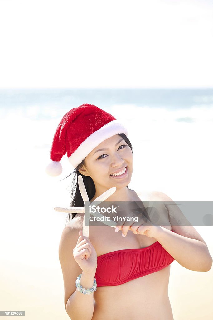 Weihnachtsgeschenk tropischen Strand Urlaub von Santa Frau Vertikal - Lizenzfrei Alles hinter sich lassen Stock-Foto