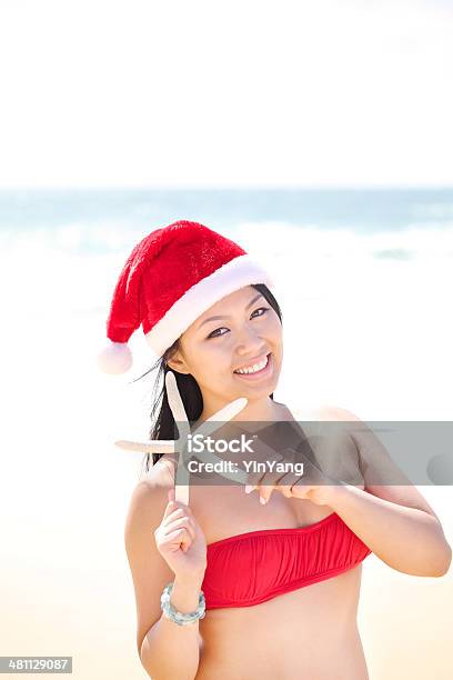 Regalo De Navidad Vacaciones En La Playa Tropical De Santa Woman Vertical Foto de stock y más banco de imágenes de 20 a 29 años