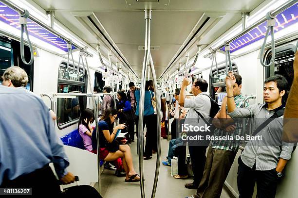 Interior Del Tren De Metro Kuala Lumpur Malaysia Foto de stock y más banco de imágenes de Adulto - Adulto, Asiático de Asia sudoriental, Atestado
