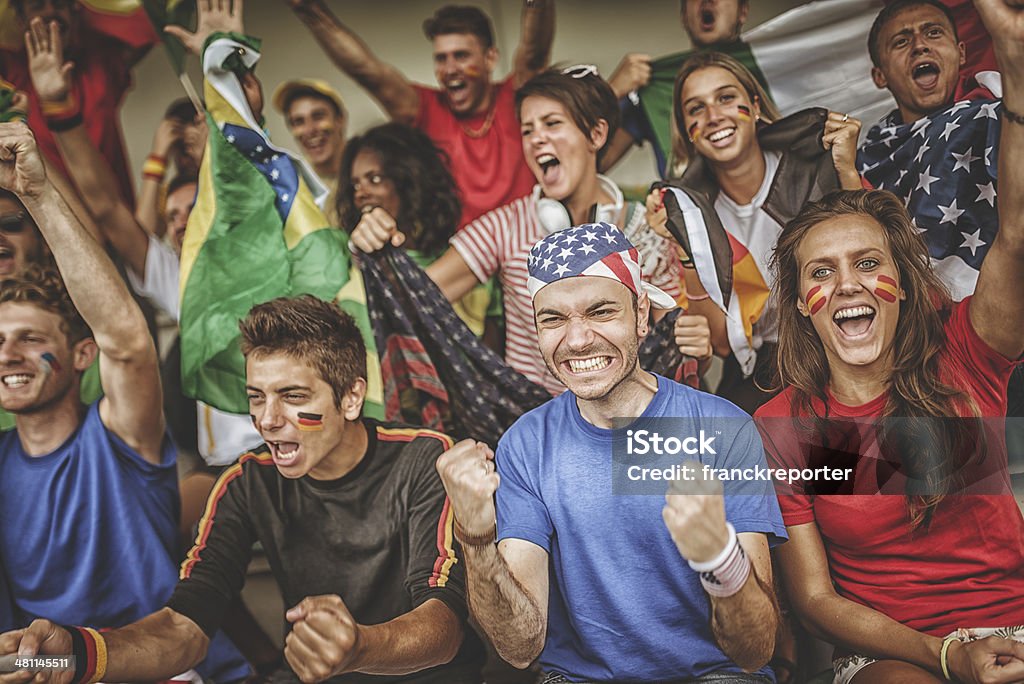 Monde partisan au stade de football - Photo de Bandana libre de droits