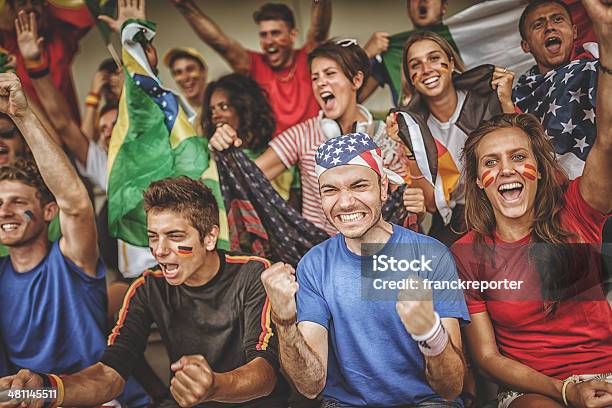 Photo libre de droit de Monde Partisan Au Stade De Football banque d'images et plus d'images libres de droit de Bandana - Bandana, Fan, Football