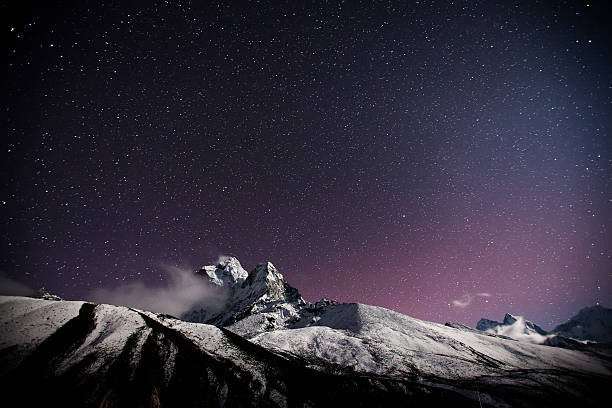 montagnes de l'himalaya, avec étoiles dans la nuit - star trail galaxy pattern star photos et images de collection