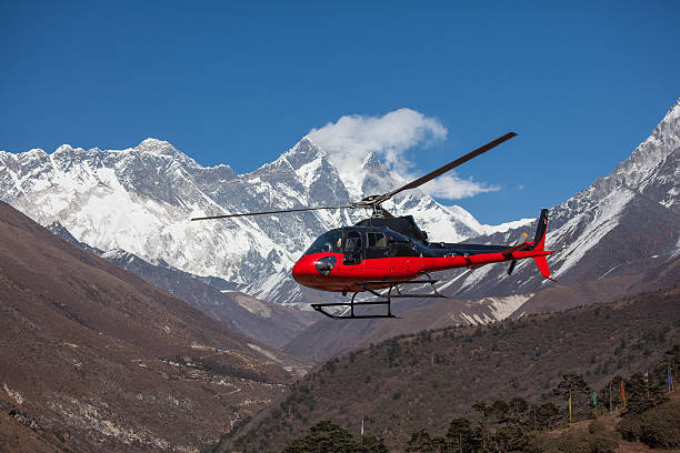 maître-nageur en hélicoptère dans les montagnes de l'himalaya au népal - namche bazaar photos et images de collection