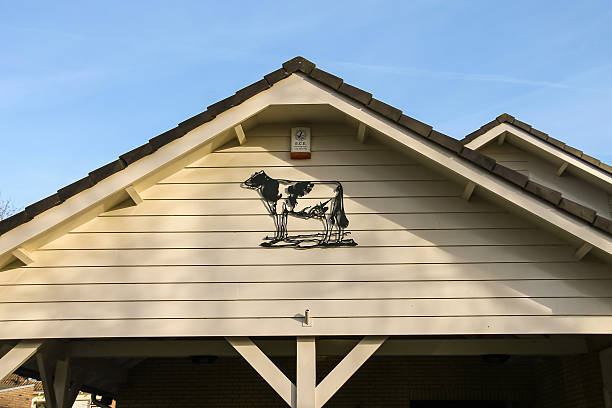 bas-tirones de metal que representan una vaca decoradas gable house - gable fotografías e imágenes de stock