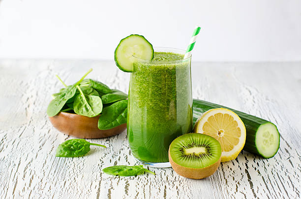 grüne frische gesunde detox-smoothie mit spinat, cucmber, kiwi. - kiwi juice smoothie healthy eating stock-fotos und bilder