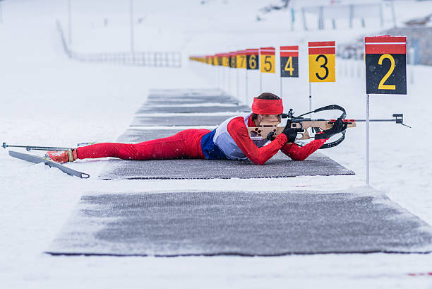 sportowy kobieta z biathlon strzelectwo - biathlon zdjęcia i obrazy z banku zdjęć