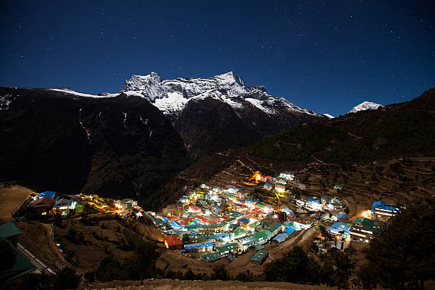 nupla e tartikha pico e namchebazar do nepal em everest - lukla imagens e fotografias de stock