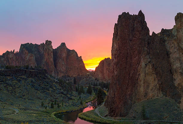 smith rock o zachodzie słońca - crooked river zdjęcia i obrazy z banku zdjęć