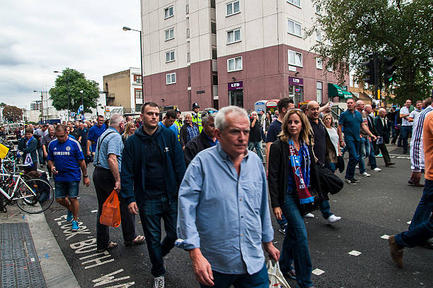 os fãs do chelsea depois do jogo - chelsea fc imagens e fotografias de stock