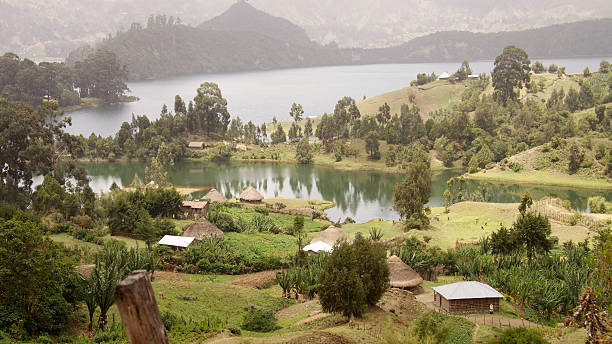 vista panorámica del lago crater wonchi en etiopía - village africa ethiopian culture ethiopia fotografías e imágenes de stock