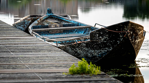 vecchia barca - rusty foto e immagini stock