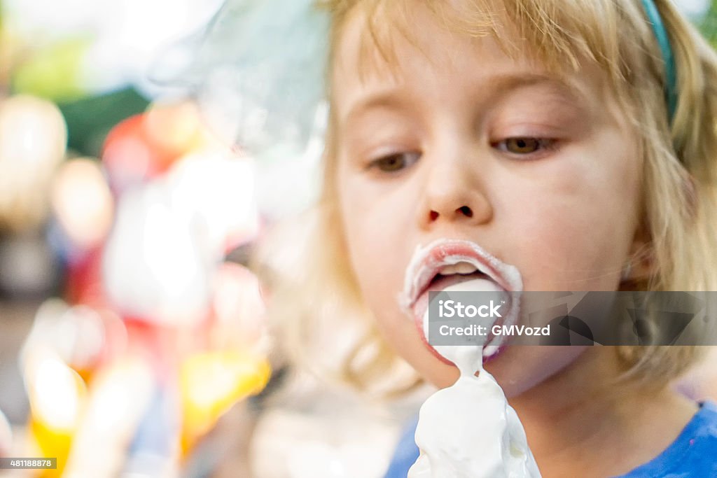 Маленькая девочка ест мороженое. Девушки с мороженым во рту. Девочка с мороженым во рту. Девочки с открытым ртом мороженое. Рот мороженого