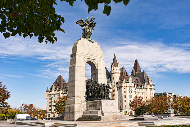 das nationale kriegsdenkmal in ottawa, kanada - kriegsdenkmal stock-fotos und bilder