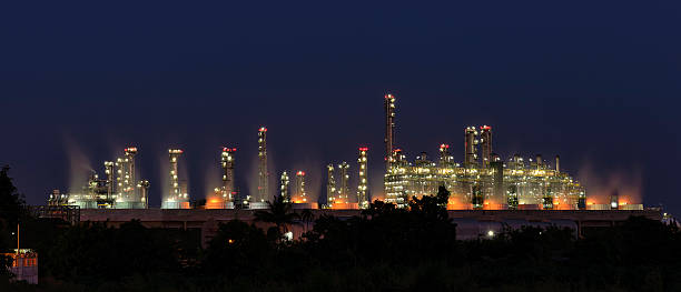 panorama utility planta, refinaria de petróleo luz do crepúsculo. - bomba petrolífera - fotografias e filmes do acervo