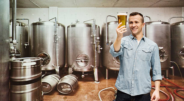 brew master z piwo w miejscu pracy - bottling plant brewery industry food zdjęcia i obrazy z banku zdjęć