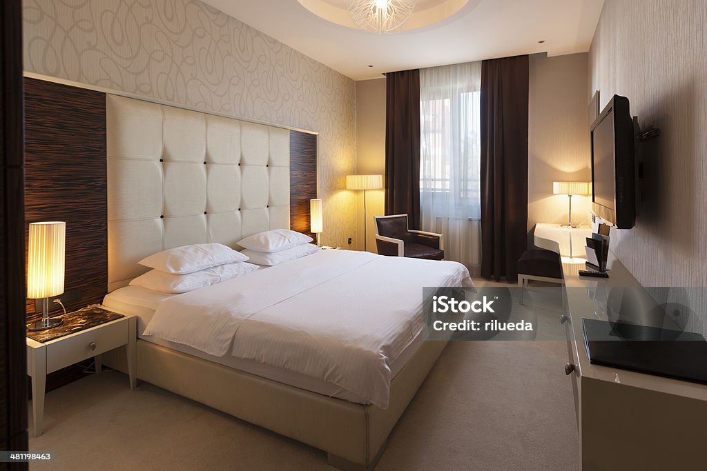 Wunderschönes Luxus-hotel-Zimmer mit Doppelbett - Lizenzfrei Abenddämmerung Stock-Foto