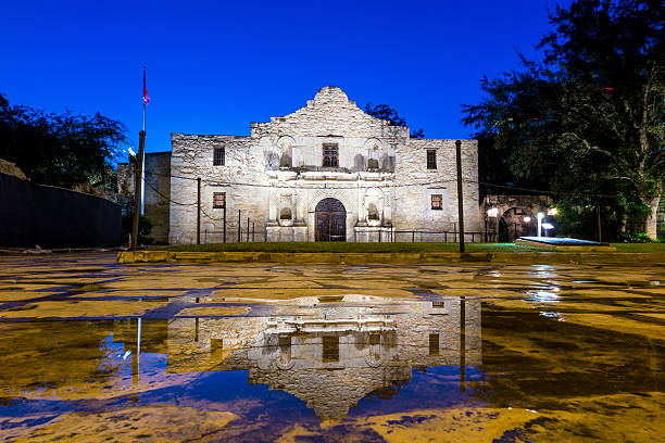 das historische alamo, den san antonio, texas. - travis county stock-fotos und bilder