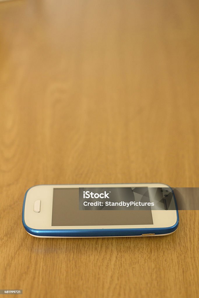 Сотовый телефон на стол - Стоковые фото SIM-карта роялти-фри